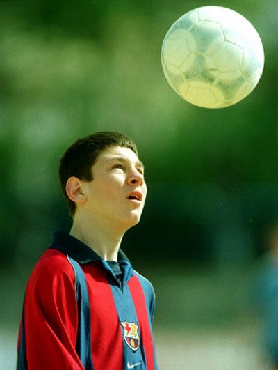Lionel Messi est né le 24 juin 1987 à Rosario (Argentine). Le petit génie argentin a commencé à jouer au football dans le club des Newell’s Old Boys (1995-2000). Des problèmes de croissance ont failli stopper sa carrière dès l’âge de 10 ans. Après quelques tests, le FC Barcelone décide de prendre en charge son traitement. Lionel Messi rejoint alors le FC Barcelone en 2000. Il gravit rapidement tous les échelons des catégories jeunes pour intégrer l’équipe première à 17 ans. Depuis ce jour Lionel Messi a tout remporté avec le FC Barcelone (Liga, Ligue des Champions, Copa del Rey, Supercoupe d’Espagne, Supercoupe d’Europe, Mondial des clubs). Messi a été élu ballon d’or 2009.