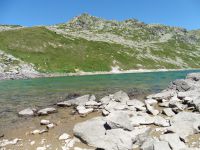 Le torrent déversoir et le lac supérieur sous le mont Jovet. Un passage de glaciéristes près du lac.