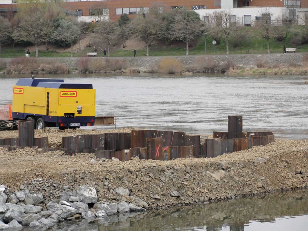 Importants travaux de génie civil pour réaliser la traversée du Cher, entre février 2011 et avril 2012.