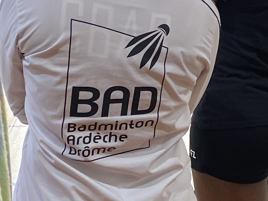 Réunion d’équipe, marché du centre et badminton