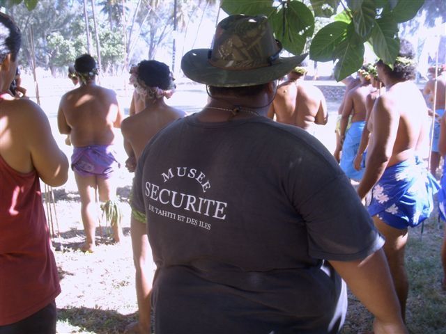 Pendant près d'un mois Tahiti vit au rythme des concours de danse, de chant, grimpé de cocotier....