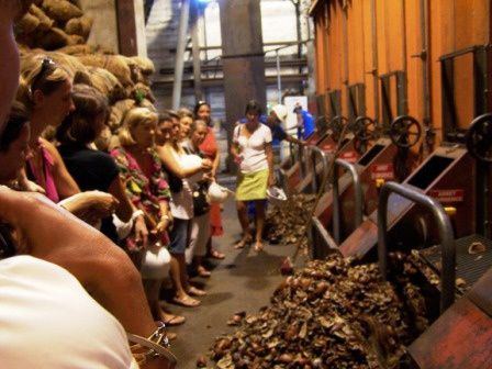Depuis le fin fond de la Polynésie, le coprah (écorce de cocos ) est récupéré pour fabriquer de l'huile plus communément appelée "Monoï"...