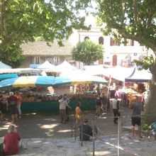 Balade dominicale : vote, et marché de Saillans