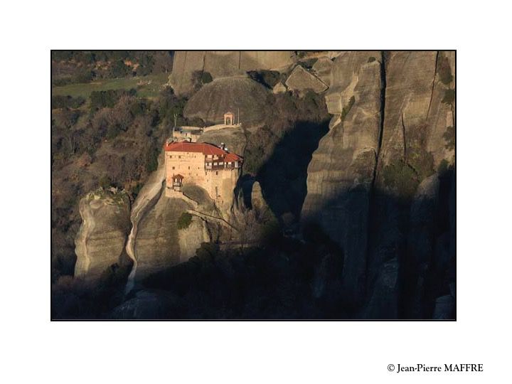 Météora. En Grec : lieu suspendu. Ses monastères accueillent une vie monastique depuis plus d’un millénaire.