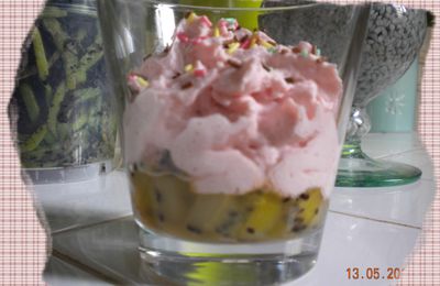 Verrine De Chantilly à La Fraise Sur Son Lit De Kiwi