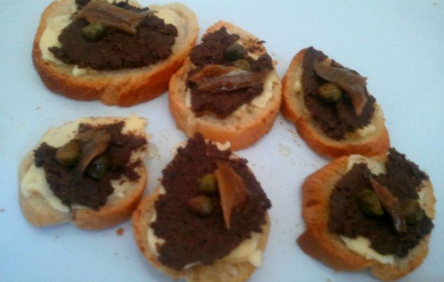 Toasts anchois tapenade