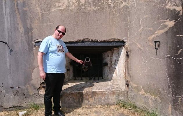 13 août 2015 moi devant le dernier canon BATAILLE DU FORT de VAUX en 1916 guerre 1914/1918