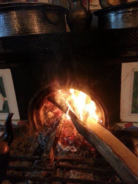 Un peu de détente dans la cour de l'école avec les enfants, un bon repas Tibétain au chaud chez l'habitant et ... au lit car demain est un autre jour !