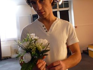 journal, kalachnikov en plastique, cadres, échelle et un bouquet de mariée, une écharpe, une nappe ! !