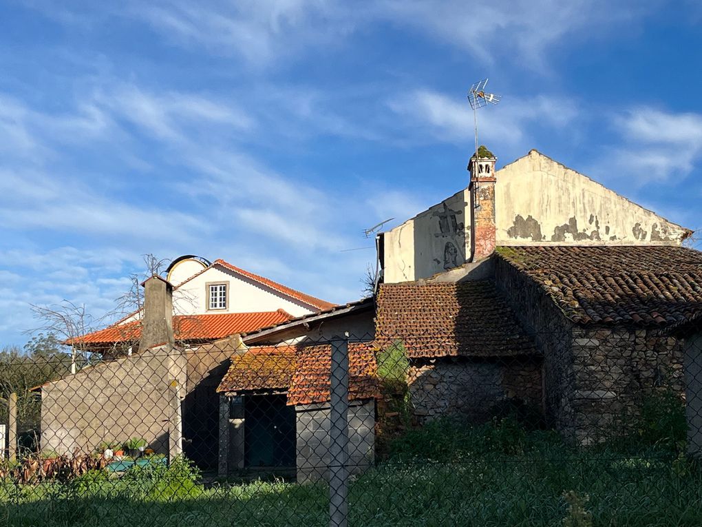 Quelques exemplaires des cheminées très hautes et étonnantes il y en a même une en arc de cercle à côté de la haute ronde sur la Maison Blanche. Très curieux.