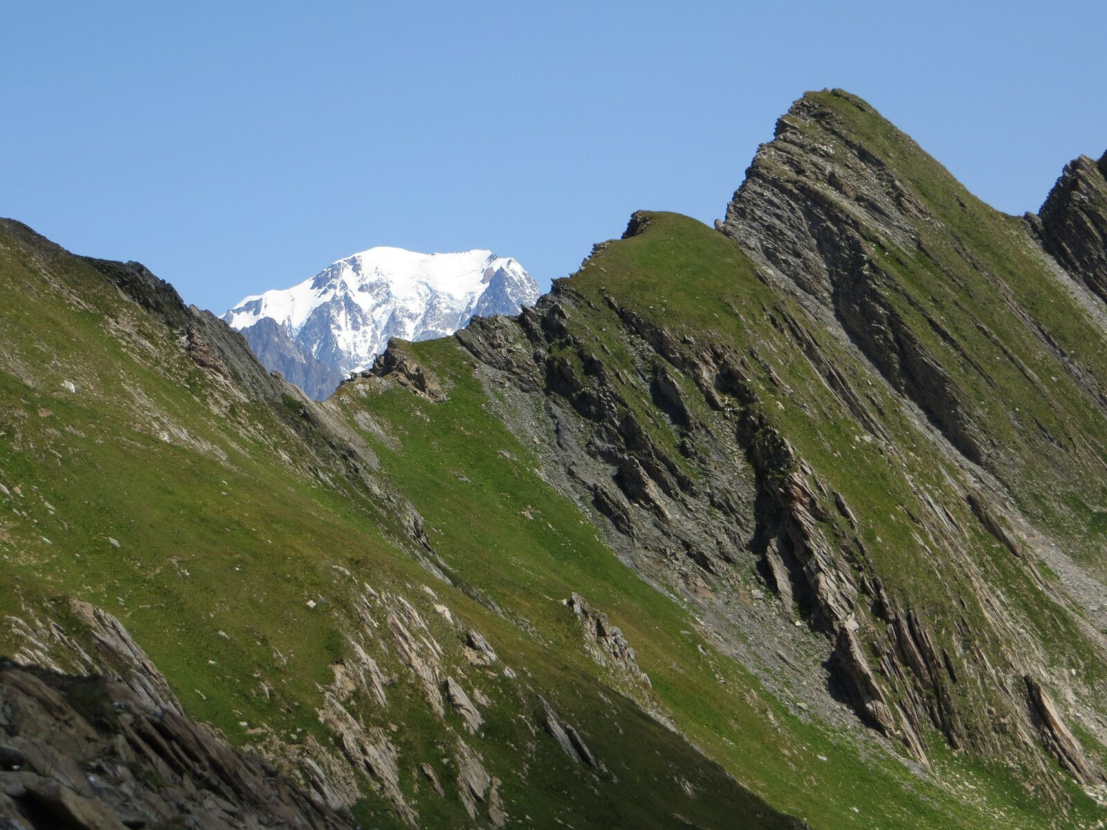 Le Mont Blanc se découvre derrière Pointe Motte 2718m