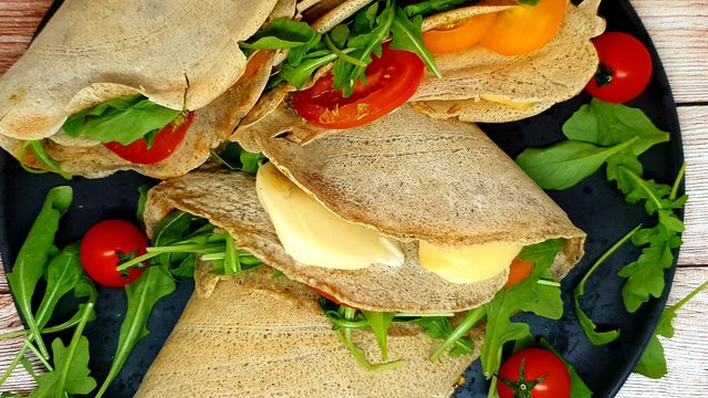 Galettes aux tomates, roquette et scamorza fumée