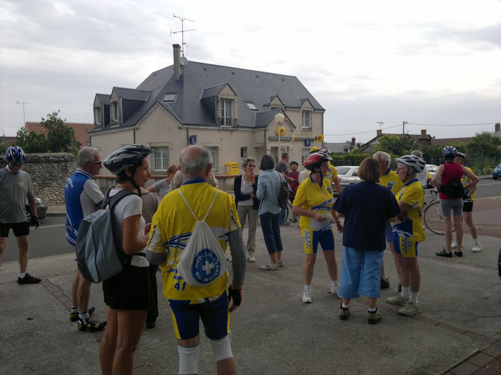 quelques photos de cette belle et chaude journée, prises par Fabienne, Noëlle et Dan. Le pique-nique a eu lieu à Yvoy le marron.