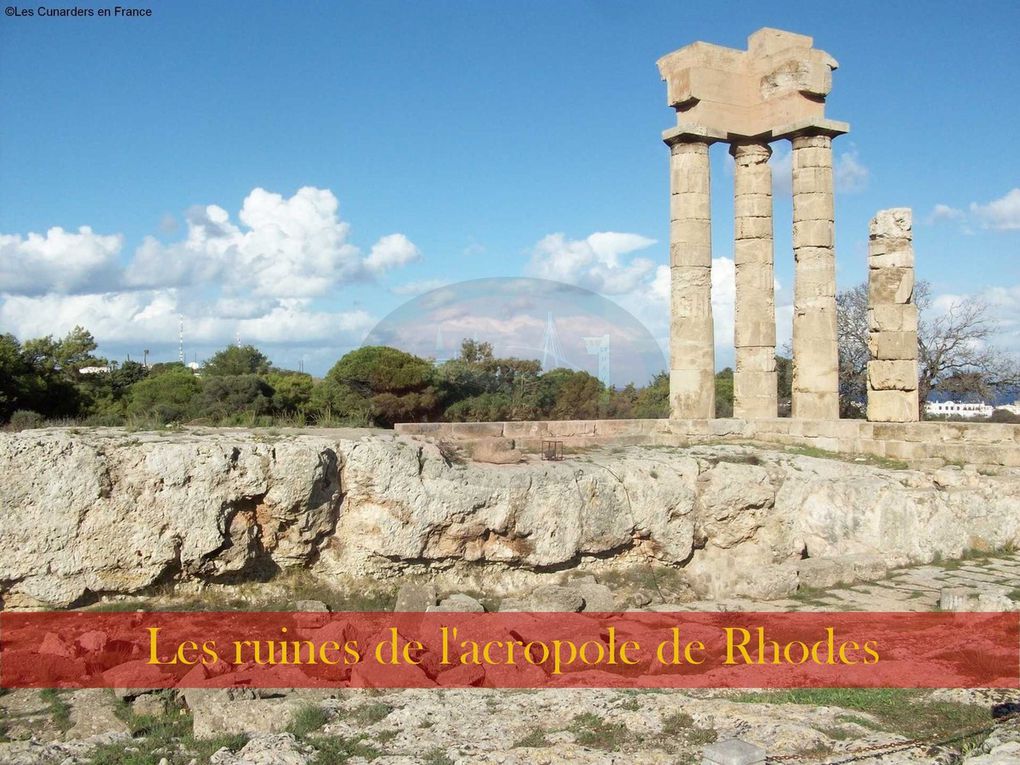 Rhodes est la plus grande île de l'archipel grec du Dodécanèse. Elle est réputée pour ses stations balnéaires, ses ruines et les vestiges de la présence des chevaliers de l'ordre de Saint-Jean lors des Croisades.
