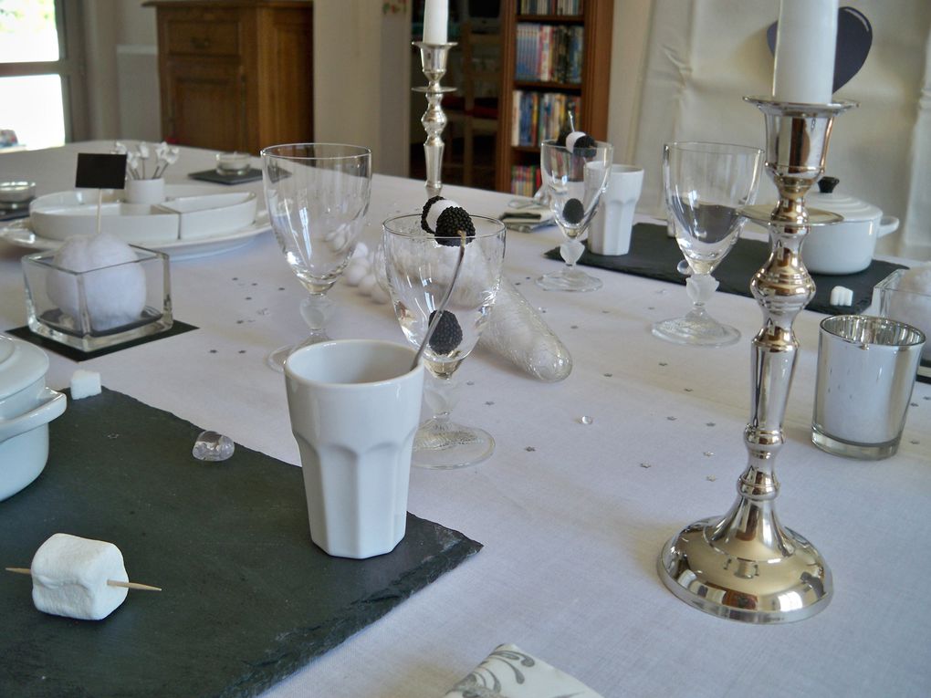 Les assiettes de présentation sont en ardoise. Elles font tout le charme de cette table et de ce diner romantique.