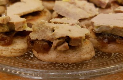 Toasts au foie gras et chutney d'oignons