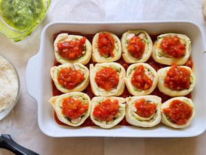 Roulés de pizza au pesto de basilic, poulet et parmesan