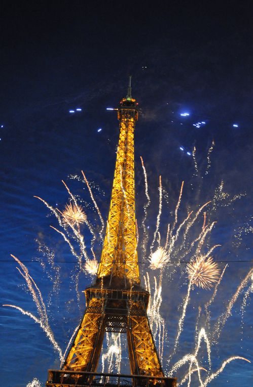 Concert de Johnny Halliday, puis feu d'artifice à la Tour Eiffel.