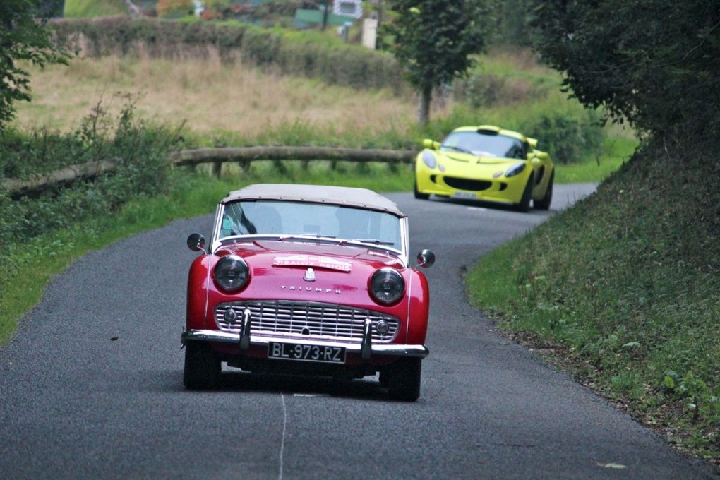 rallye cartoraphique artois lys 2012
la grange au damier st venant anciennes mg porsche alpine ferrari r8 simca alfa caterham lotus