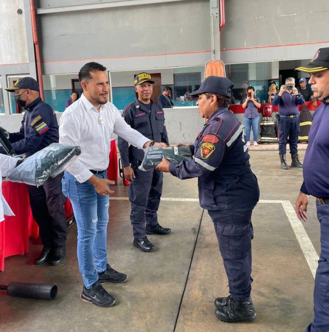 Johan Castañeda entregó uniformes a efectivos del Cuerpo de Bomberos y la Policía de Guacara