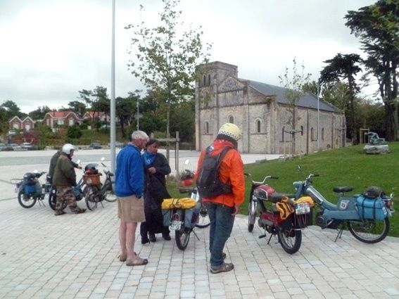 Cette étape sera très roulante sous un ciel partiellement bleu et une température matinale hors saison. Un premier arrêt à Soulac-sur-Mer pour y faire notre marché.: Pain et Grenier médocain.