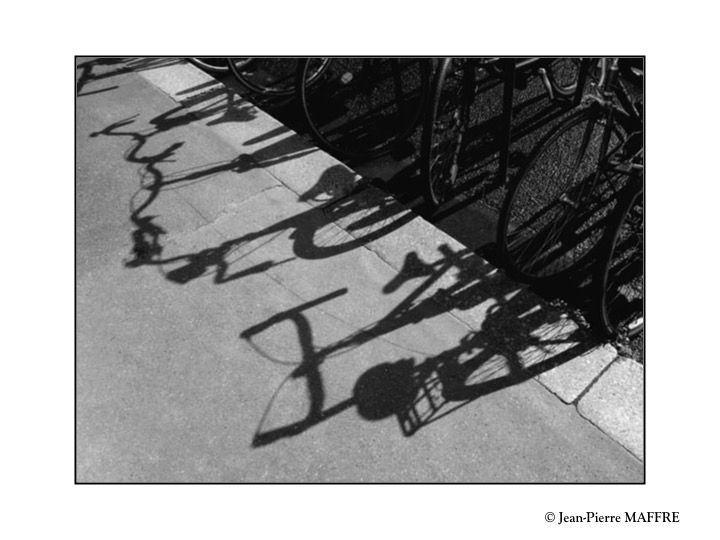 Jeu d'ombres et de lumière sur des vélos
