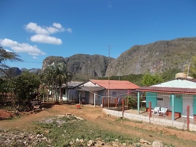 malanga, Marisol et son neveu, sa maison , la peinture folle de Fidel pour faire venir le tourisme  executee par un eleve de Diego Riveira, il y a de vraie peintures rupestre, le coin fourmille de grottes