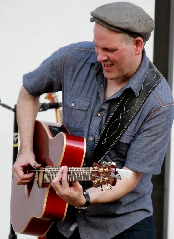 Michael Diehl – ein meisterlicher Fingerstyle-Gitarrist faszinierte beim fünften Sommerkonzert  im Veitshöchheimer Synagogenhof