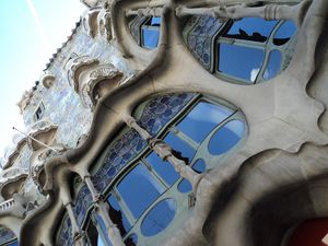 A gauche : le Paseo de Gracia (on reconnait la façade de la Pedrera) A droite : la façade de la maison Batllo, autre chef-d''oeuvre de Gaudi