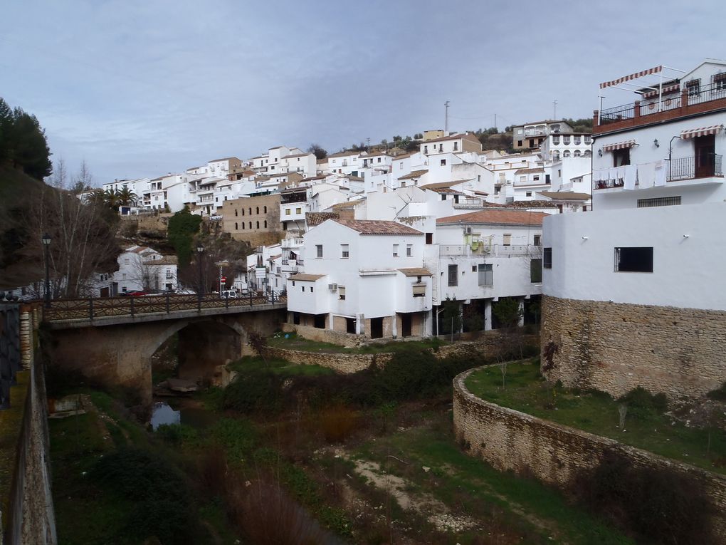 Setenil de las bodegas: un petit village proche de Rondaavec à mon goût encore plus de charme, peut être du fait que j'étais le seul touriste, et qu'il faisait assez beau et BON.Enfin vous pouvez le voir le village est semi troglodyte et construit sur les borda du Guadalporcun un petit cour d'eau qui a creusé toute la vallée et les espaces poir les maisons. Si vois devez aller manger là bas?une adresse :le bar ''La Escueva'' qui est lui aussi troglo, et son chef un vrai amoureux de cuisine, bon dans ce qu'il fait.