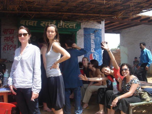 Toute l'équipe de Shanti Travel s'est retrouvée au fort de Kuchesar dans une ambiance de travail bon enfant, un voyage en Inde, un de plus et en Enfield de surcroît!