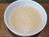 1 - Découper la viande en cubes d'environ 3 cm. Mettre dans un récipient le cumin, la coriandre, la sauce soja, l'huile et le poivre. Rajouter la viande et bien mélanger pour l'enrober de cette marinade. Couvrir avec du film étirable et placer au réfrigérateur pour 1h30 en remuant à nouveau la viande à mi-temps.