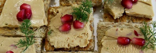 Toasts au foie gras, grenade et confit d'oignon aux tomates séchées