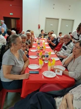 Applaudissement des résidents, des familles et de tout le personnel pour les 105 ans de Mme Molines.