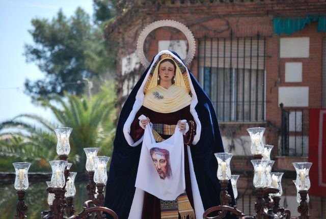 Grupo de la Santa Mujer Verónica.
Procesiona el Viernes Santo junto a Jesús Nazareno, San Juan, Magdalena y Mª Stma de la Soledad.