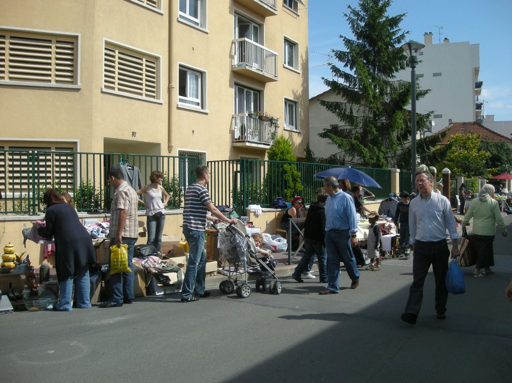 La Fête de la rue à lieu en juin depuis 9 ans, initialement un samedi, puis depuis 3 ans un dimanche. A cet effet, la portion de la rue située entre le carrefour avec la rue de Romainville et la bibliothèque est fermée à la circulation de 8h à