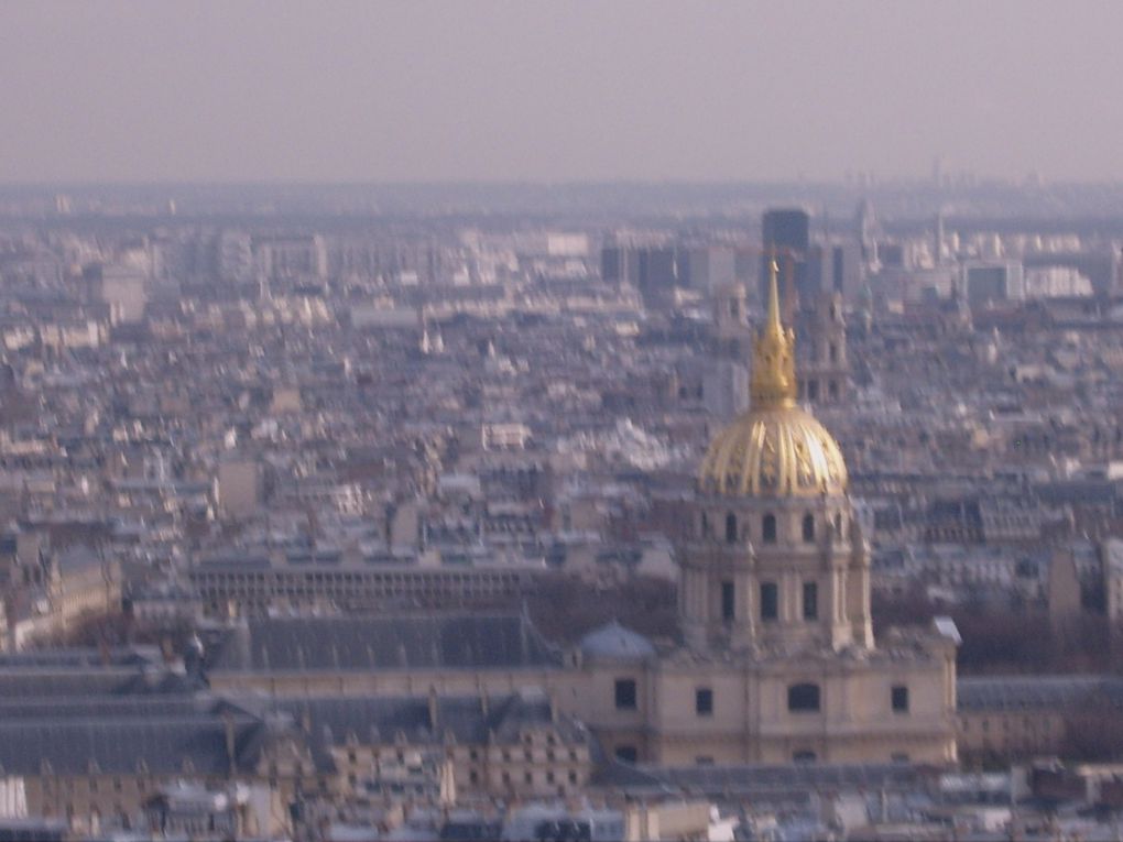 Lundi 1° mars nous commençons à visiter Paris. Tout d'abord nous nous rendons à la Tour Eiffel puis Place de la Concorde avant de terminer Place de l'Opéra et par un peu de shopping aux Galeries Lafayettes.