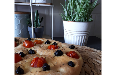 Focaccia aux tomates cerise et aux olives