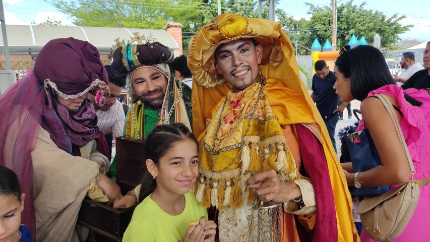 Reyes Magos llegaron en avioneta al Aeroclub de Valencia para brindar alegría a los niños y niñas de Carabobo