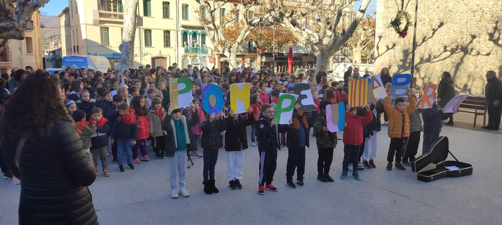 Els alumnes que aprenen català a Prada homenatgen Pompeu Fabra amb danses i cançons!