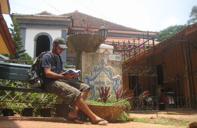 Promenade dans les ruelles colorees de Panaji, la jolie capitale de l'etat de Goa.