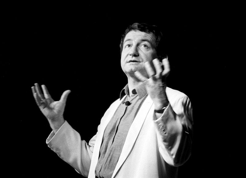  L'humoriste français Pierre Desproges en scène à Morlaix (Bretagne, France) le 26 janvier 1985.