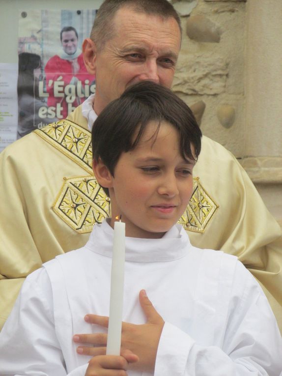 Messe de la sainte Trinité 2018 - Baptême et première comunion de Angelo RESNAYS  -  Profession de foi de Tiago SOUSA, Bénédicte MEIRELES, , Marko DIMITROV.
