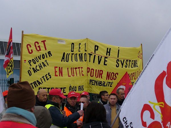 Manifestation du 23 novembre 2010 à Donchery contre la réforme des retraites et en soutien aux salariés de DELPHI. Marche depuis la mairie jusqu'à l'usine.