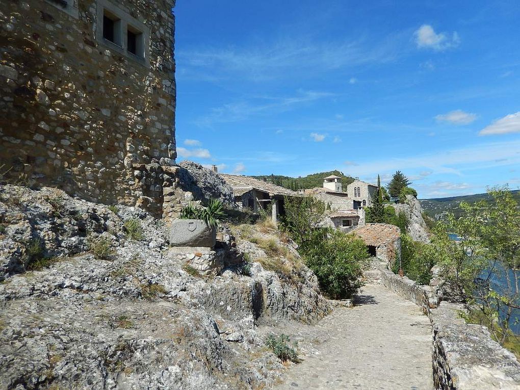 AIGUEZE une ancienne forteresse médiévale à l'entrée des gorges de l'Ardèche