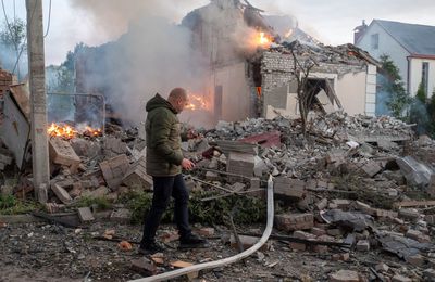 Ukraine : des "combats intenses" sont en cours sur "toute la ligne de front", déclare Volodymyr Zelensky alors que l'armée russe a lancé une vaste offensive