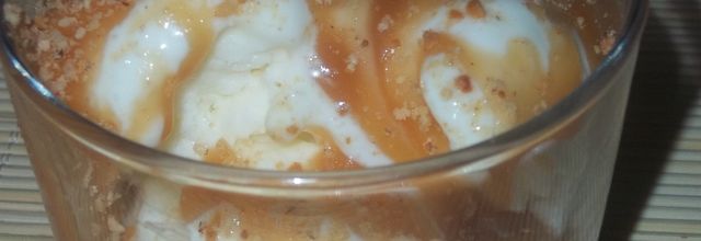 Glace au yaourt, sauce caramel et pralin...