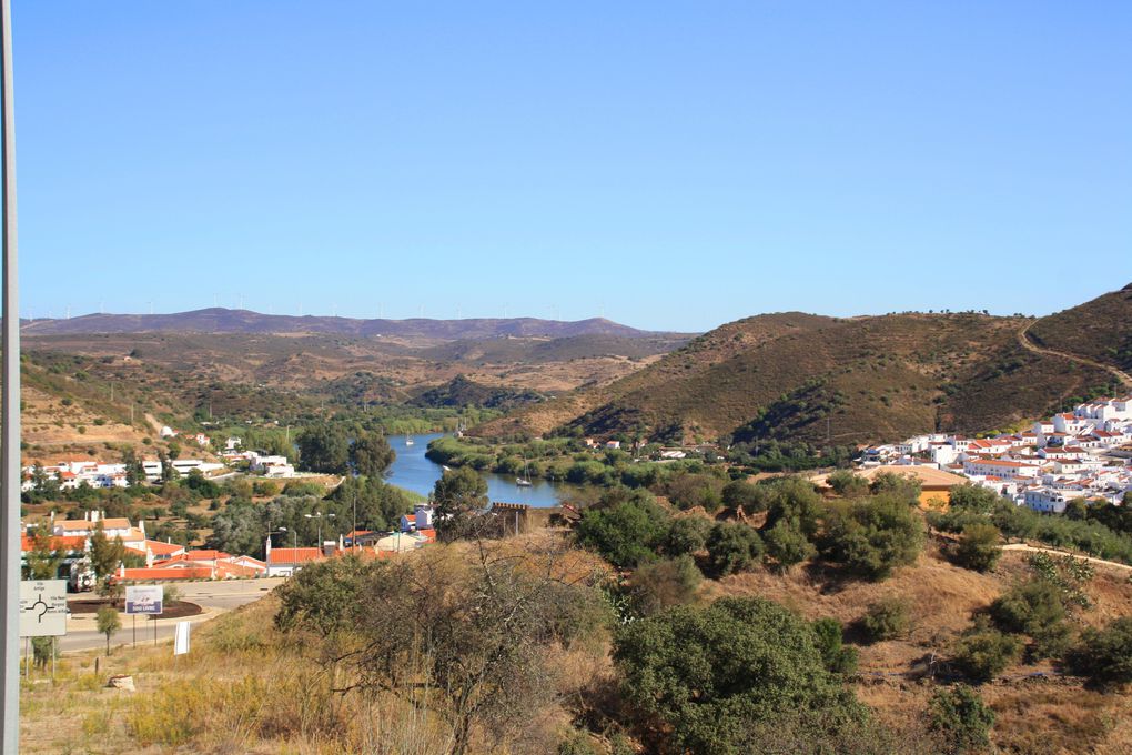 admirable villages à l'est et côte formidable à l'ouest