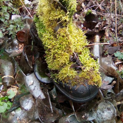 Vieille décharge dans un chemin des Eydieux