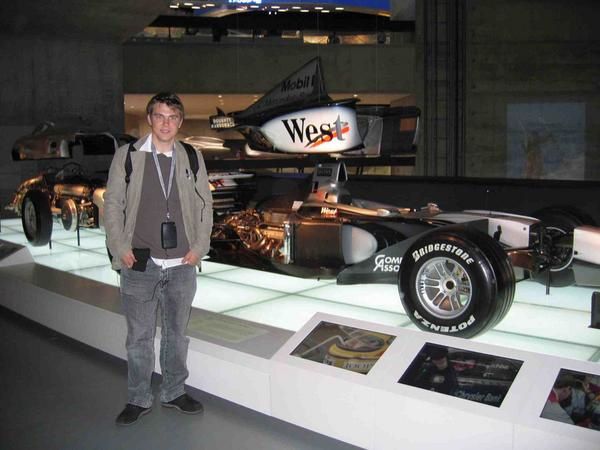 Encore une visite!!<br />Voici la visite de la ville de Stuttgart! Partis &agrave; 5 copains, nous voici &agrave; la conqu&egrave;te de la ville qui a vue na&icirc;tre un des fleurons de l'automobile allemande : Mercedes-Benz! Nous avons donc aussi fait la visite du mus&eacute;e qui lui est consacr&eacute; : magnifique mus&eacute;e sur 8 &eacute;tages retra&ccedil;ant toute l'histoire de la marque et les diff&eacute;rentes &eacute;volutions de la marque et de ces v&eacute;hicules esentiellement 